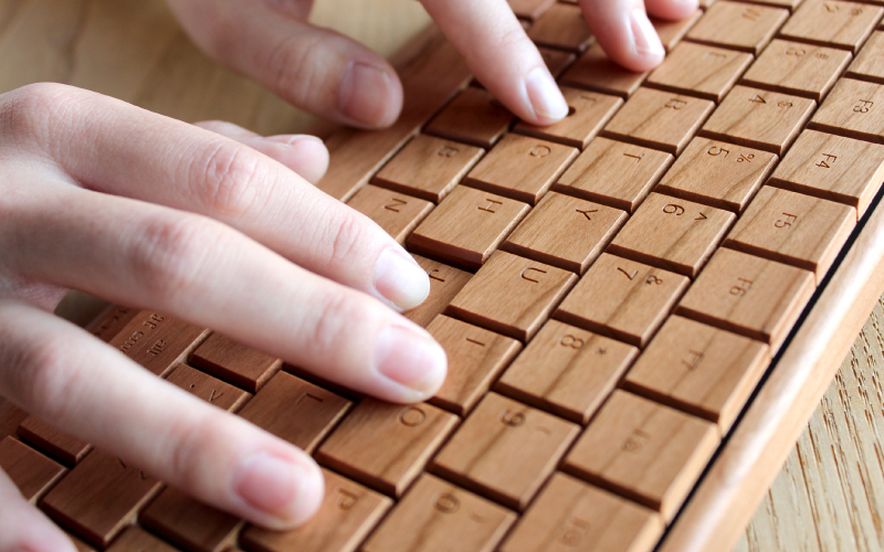 木製デザイン雑貨ブランド「Hacoa」 無機質なパソコン周りに温もりをプラスする木製キーボード「Full Ki-Board Wireless」