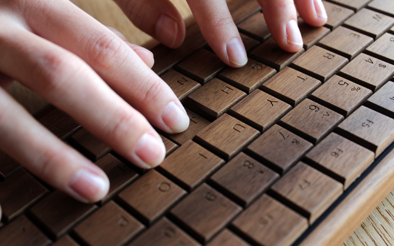 木製デザイン雑貨ブランド「Hacoa」 無機質なパソコン周りに温もりをプラスする木製キーボード「Full Ki-Board Wireless」