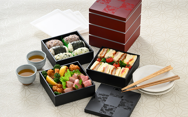 彩雲市松50三段重  15 × 15 × 15.7cm シール蓋付