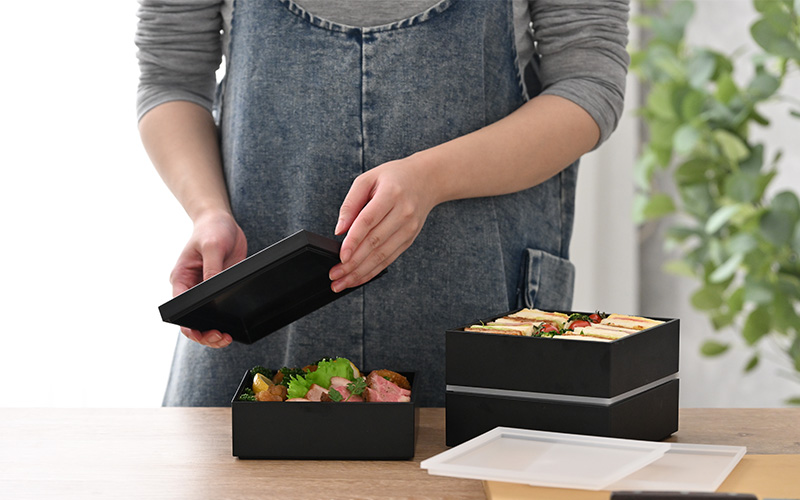 彩雲市松50三段重  15 × 15 × 15.7cm シール蓋付