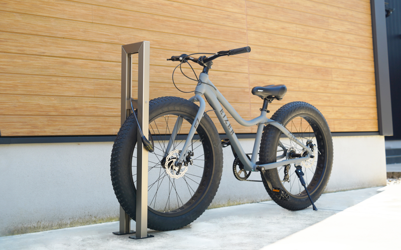 【選べるカラーとサイズ】ファットバイクサイクルスタンド/屋外アルミ製1台用 3インチ / 4インチ / 5インチ/ ステンカラー / ブラック