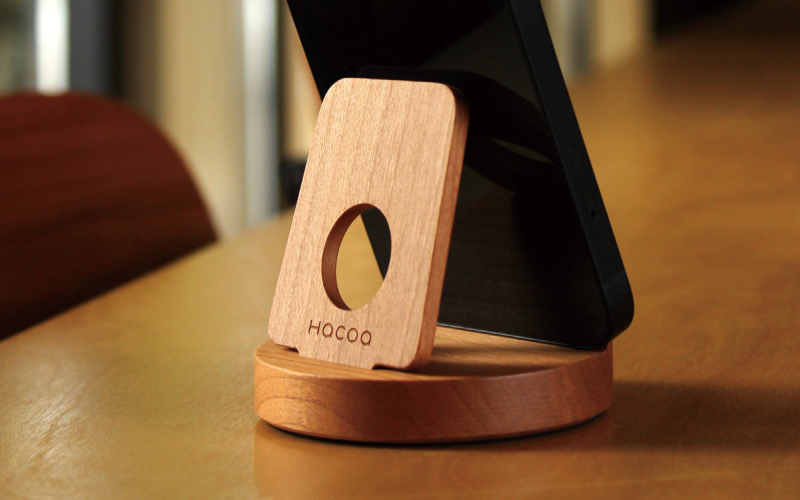 木製デザイン雑貨ブランド「Hacoa」汎用性高い木製スマートフォンスタンド「Smartphone Stand」チェリー