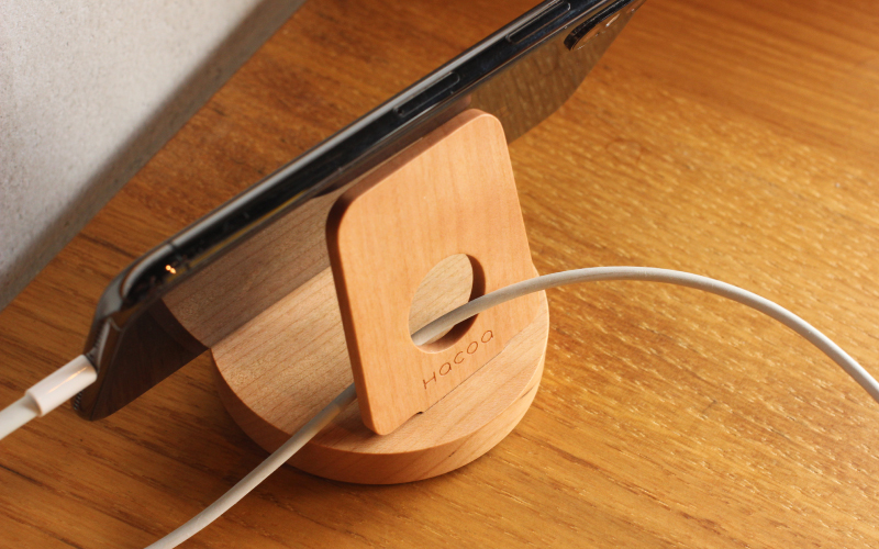 木製デザイン雑貨ブランド「Hacoa」汎用性高い木製スマートフォンスタンド「Smartphone Stand」チェリー