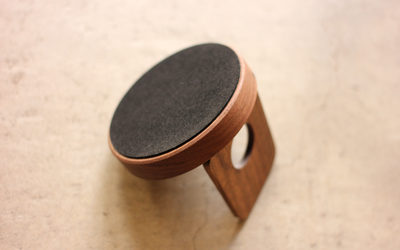 木製デザイン雑貨ブランド「Hacoa」汎用性高い木製スマートフォンスタンド「Smartphone Stand」チェリー
