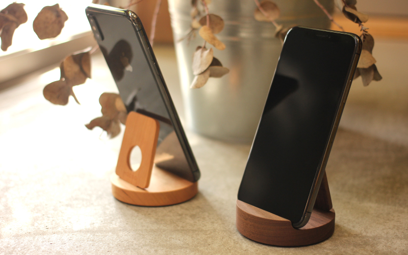 木製デザイン雑貨ブランド「Hacoa」汎用性高い木製スマートフォンスタンド「Smartphone Stand」ウォールナット