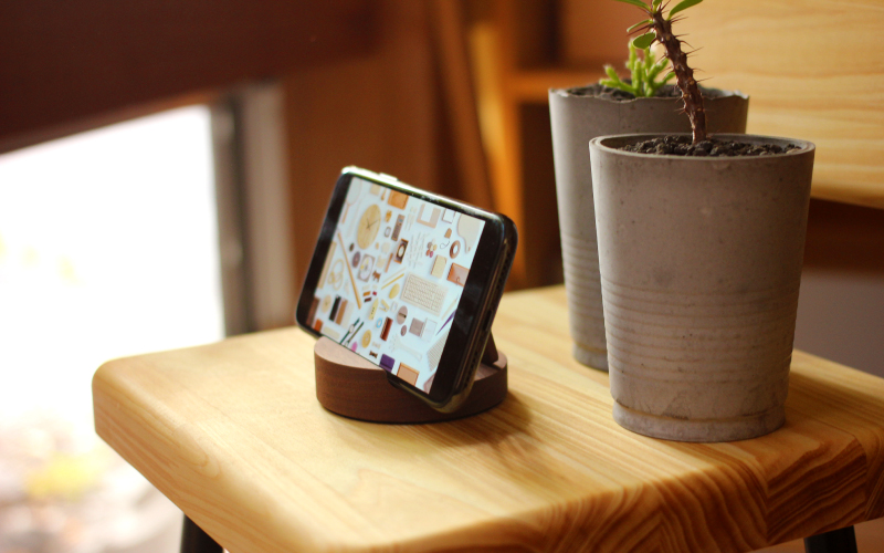 木製デザイン雑貨ブランド「Hacoa」汎用性高い木製スマートフォンスタンド「Smartphone Stand」ウォールナット
