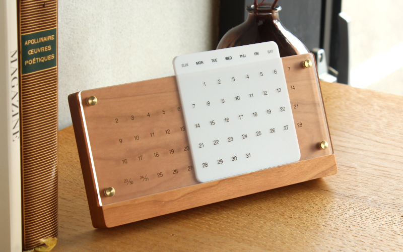 木製デザイン雑貨ブランド「Hacoa」木の経年変化を楽しむ卓上万年カレンダー 「Desk Calendar Eternal」チェリー