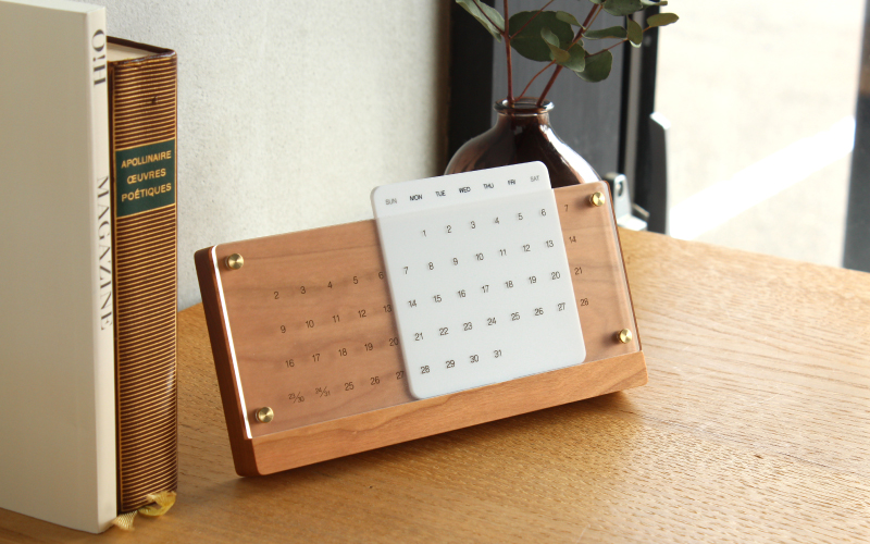 木製デザイン雑貨ブランド「Hacoa」木の経年変化を楽しむ卓上万年カレンダー 「Desk Calendar Eternal」チェリー