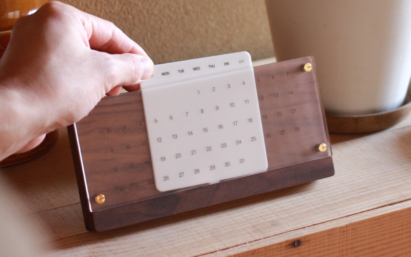 木製デザイン雑貨ブランド「Hacoa」木の経年変化を楽しむ卓上万年カレンダー 「Desk Calendar Eternal」ウォールナット