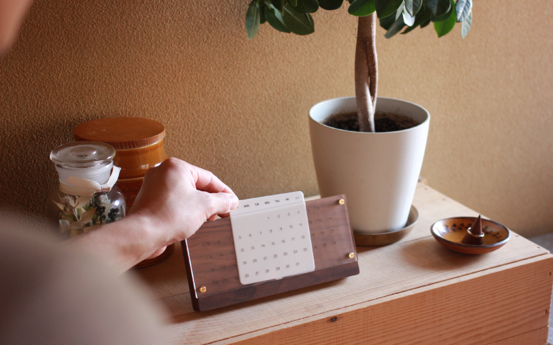 木製デザイン雑貨ブランド「Hacoa」木の経年変化を楽しむ卓上万年カレンダー 「Desk Calendar Eternal」ウォールナット