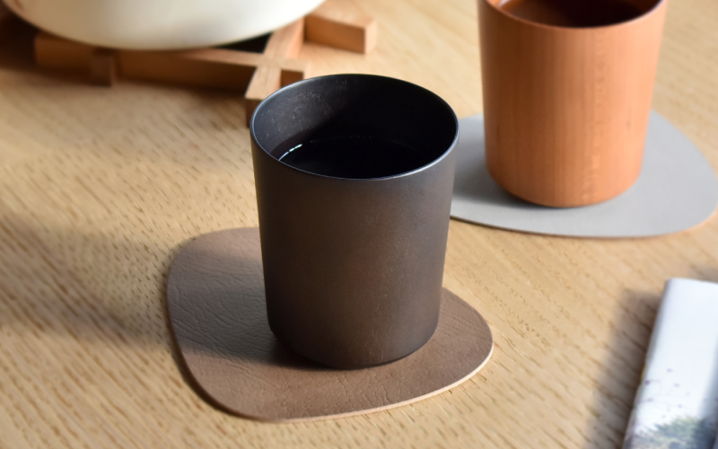 木製デザイン雑貨ブランド「Hacoa」食卓に温もりを添える天然木チェリーのコップ「Wooden Cup」 ダークブラウン