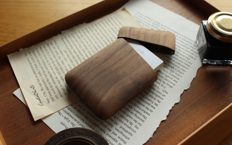 木製デザイン雑貨ブランド「Hacoa」おしゃれで美しいデザインの木製名刺入れ「Card Case Gentle」ウォールナット